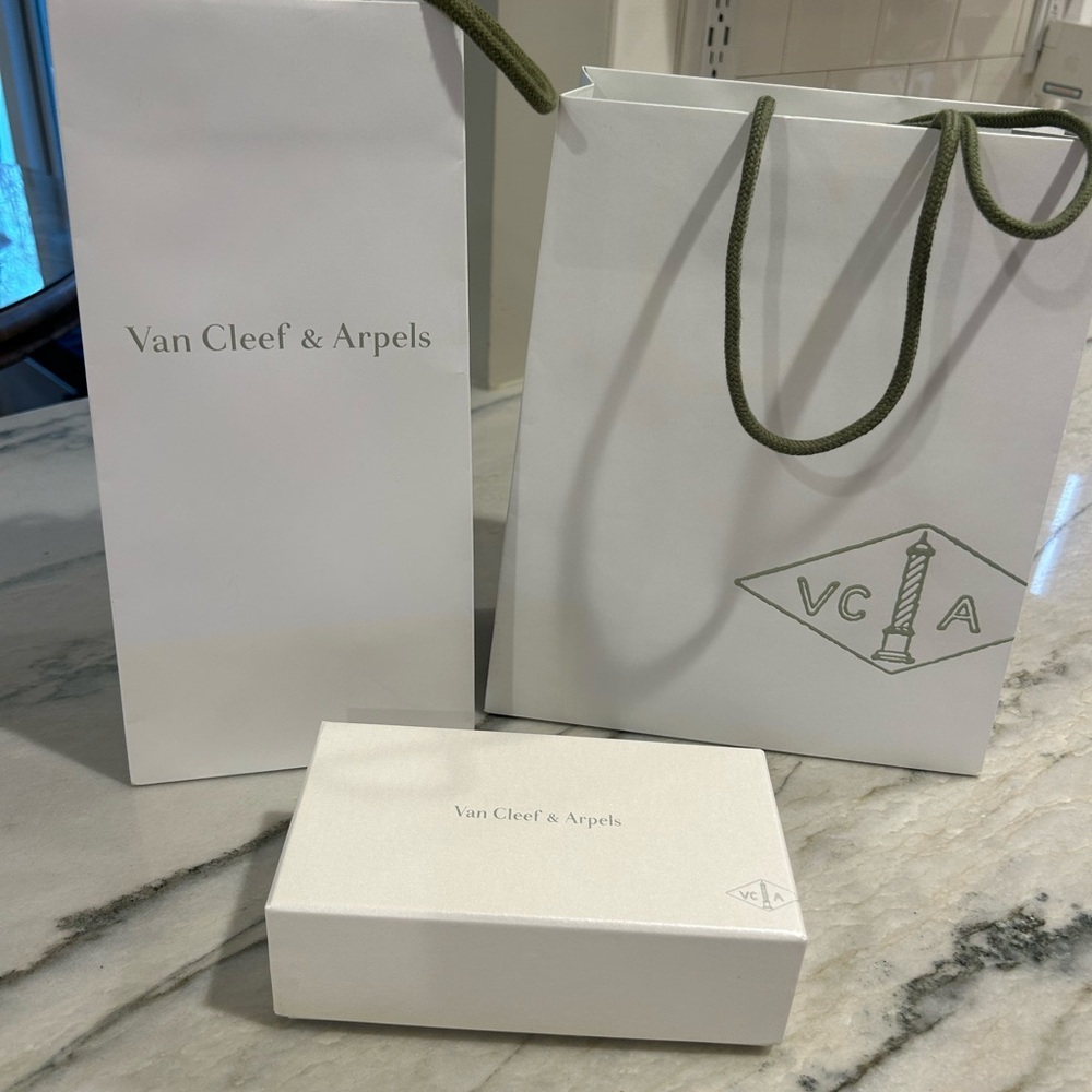 Van Cleef & Arpels White and Green packaging